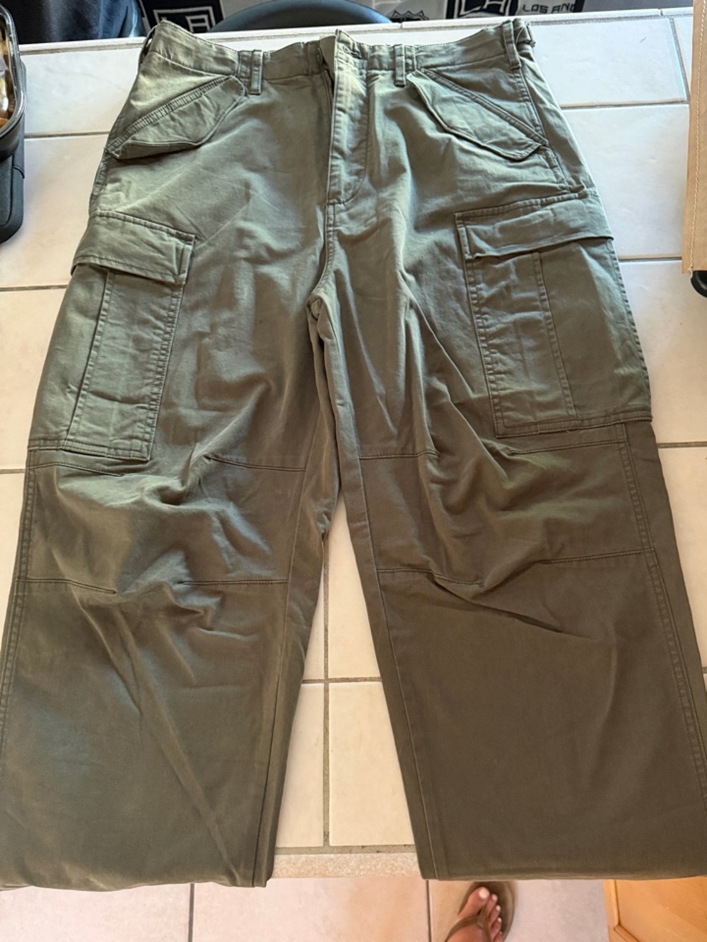 GAP Men's Cargo Pants in Olive